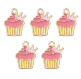 Bedel Cupcake met kroontje – 17×13 mm – 5 stuks