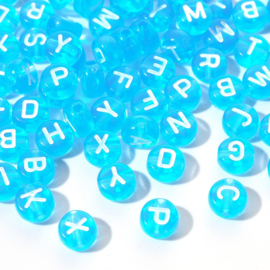 Letterkralen transparant blauw met witte letters – 7×4 mm – ca. 100 stuks