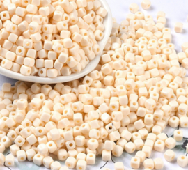 Kunststof kubus kralen 4mm crème – per 10 gram