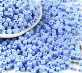 Kunststof kubus kralen 4mm blauw – per 10 gram