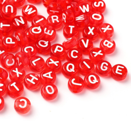 Letterkralen transparant rood met witte letters – 7×4 mm – ca. 100 stuks