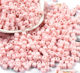 Kunststof kubus kralen 4mm lichtroze – per 10 gram