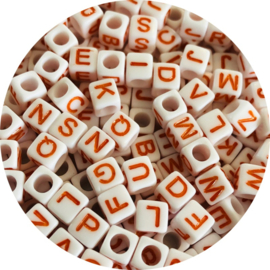 Letterkralen blok 6mm – wit/oranje letters – 100 stuks