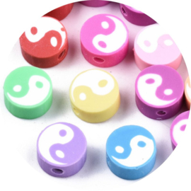 Polymeer kralen yin-yang – ca. 10×10×5 mm – 5 stuks