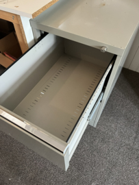 Lage metalen ladekast