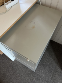 Lage metalen ladekast