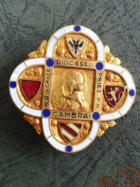 Broche emaille bisdom Cambrai