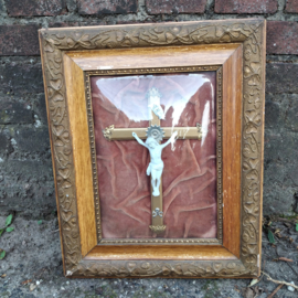 Crucifix in lijst onder bol glas