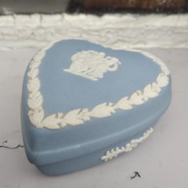 Wedgwood Jasperware licht blauw dekseldoosje hartvorm