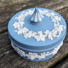 Wedgwood Jasperware licht blauw dekseldoosje