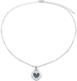 Zilveren ketting met een parlemoer en zwart hart