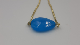 Armband met een blauwe steen, licht facet geslepen, goud.
