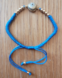 Kleurige armband met blauw koord en tussenzetsel