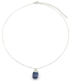 Zilveren ketting met blauwe steen pendant