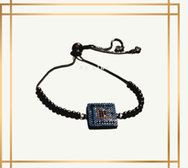 Trendy armband van zwart stalen kralen en vierkant tussenzetsel