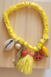 Surf armband geel met bedels