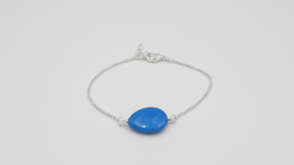 Armband met een blauwe steen, licht facet geslepen, zilver.