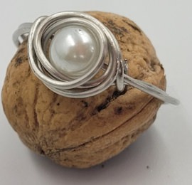 RVS zilveren ring met een zoetwaterparel