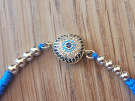 Kleurige armband met blauw koord en tussenzetsel