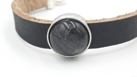 Bruin lederen armband met zwarte gemeleerde cabachon