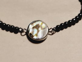 Trendy armband van zwart stalen kralen en parel tussenzetsel