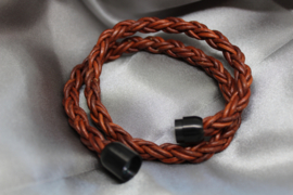 Leren Wikkelarmband – Cognac bruin Rond Gevlochten Leer 41 cm – Zwarte RVS Sluiting