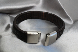 Donkerbruine gevlochten leren armband met blokjesmotief – 21 cm