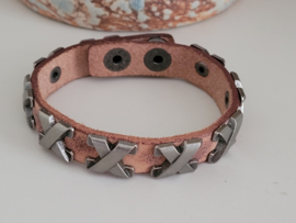 Roze armband met metalen kruis