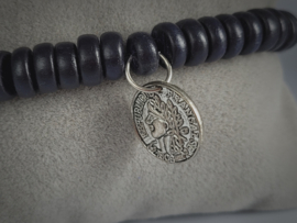 Armband in donker blauw tint met een bedeltje