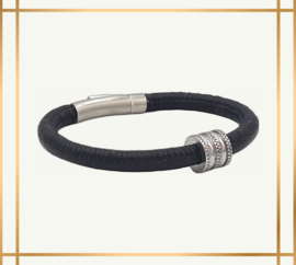 Zwarte ronde lederen armband met een mooie schuiver