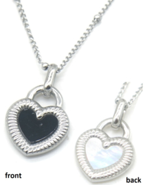 Zilveren ketting met een parlemoer en zwart hart