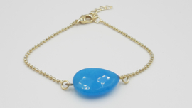 Armband met een blauwe steen, licht facet geslepen, goud.