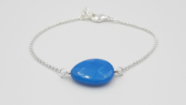 Armband met een blauwe steen, licht facet geslepen, zilver.