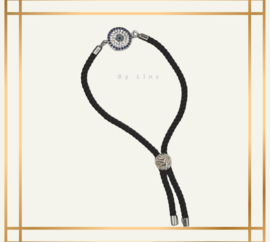 Trendy armband met zwart koord en bloem tussenzetsel