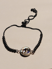Trendy armband van zwart stalen kralen en parel tussenzetsel
