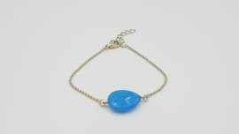 Armband met een blauwe steen, licht facet geslepen, goud.