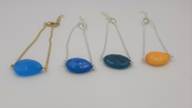 Armband met een blauwe steen, licht facet geslepen, goud.