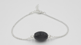 Armband met facet zwarte geslepen steen, zilver.