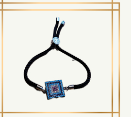 Trendy armband met zwart koord en vierkant tussenzetsel