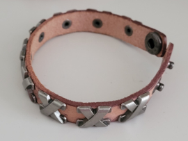 Roze armband met metalen kruis