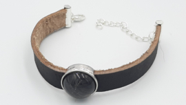 Bruin lederen armband met zwarte gemeleerde cabachon