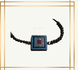 Trendy armband van zwart stalen kralen en vierkant tussenzetsel