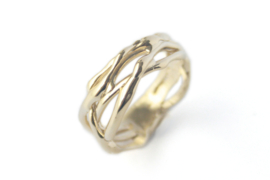 Organische ring voor G, gemaakt van oude sieraden