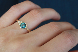Asymmetrische gouden ring met London Blue Topaas en diamanten