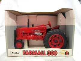 E14000 CIH Farmall 300
