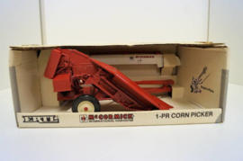 E00666 CIH 1-PR Corn Picker