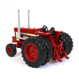 B44225 IH 1568 V8 open
