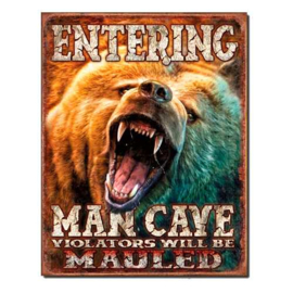 MP1817 Entering man cave Grizzly