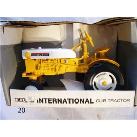 E00653 International Cub Tractor
