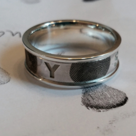 Zilveren ring met vingerafdrukken